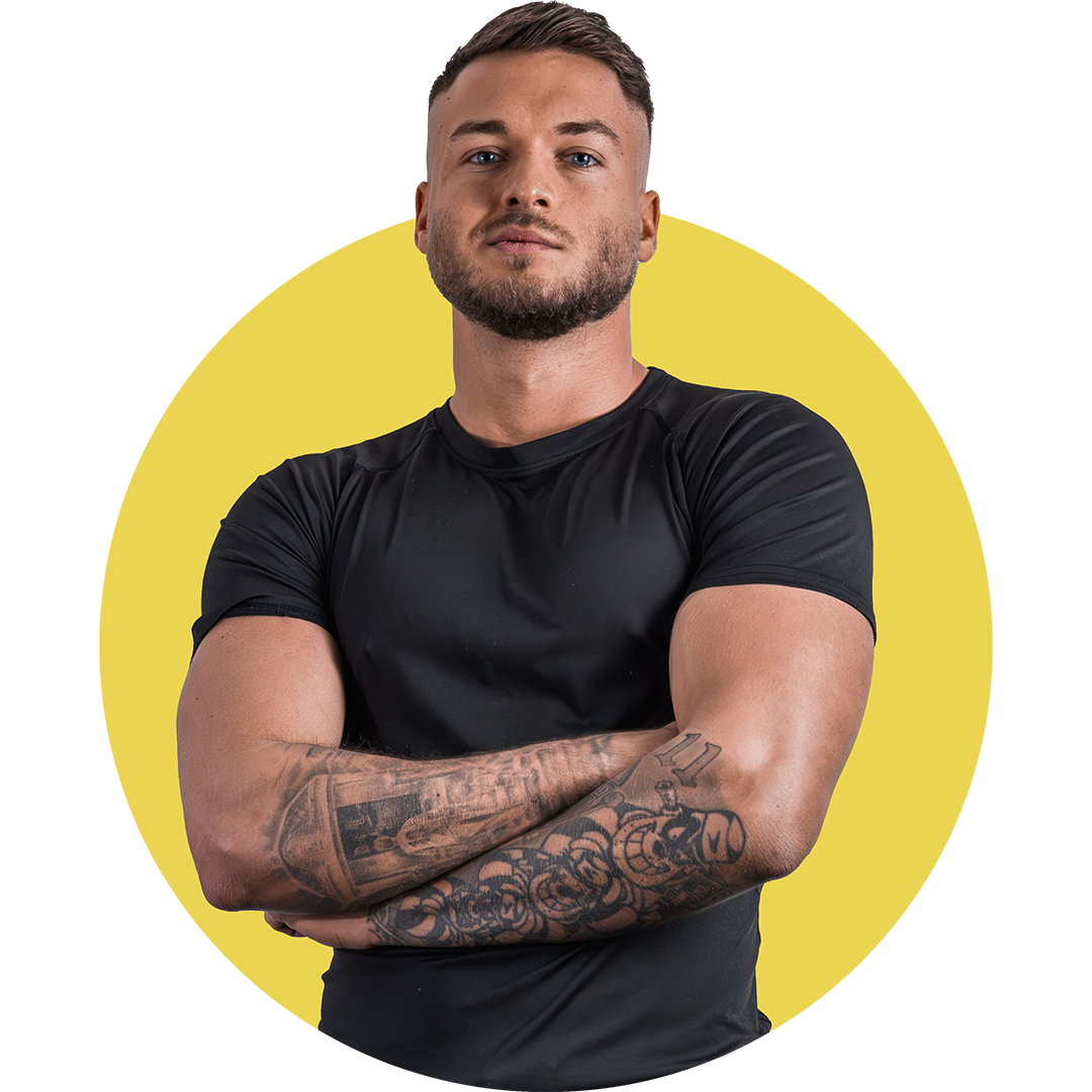 Trener Michał w czarnej koszulce z założonymi rękami na splocie, na żółtym okrągłym tle.